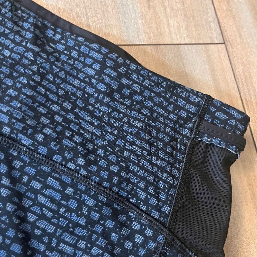 Lululemon Blue Pattern Athletic Biker Shorts Women 6 - Picture 2 of 4